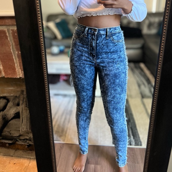 Juniors Size 9, 7, M Vibrant MIU High Waisted Acid Wash Distressed Skinny Jeans - Picture 3 of 5